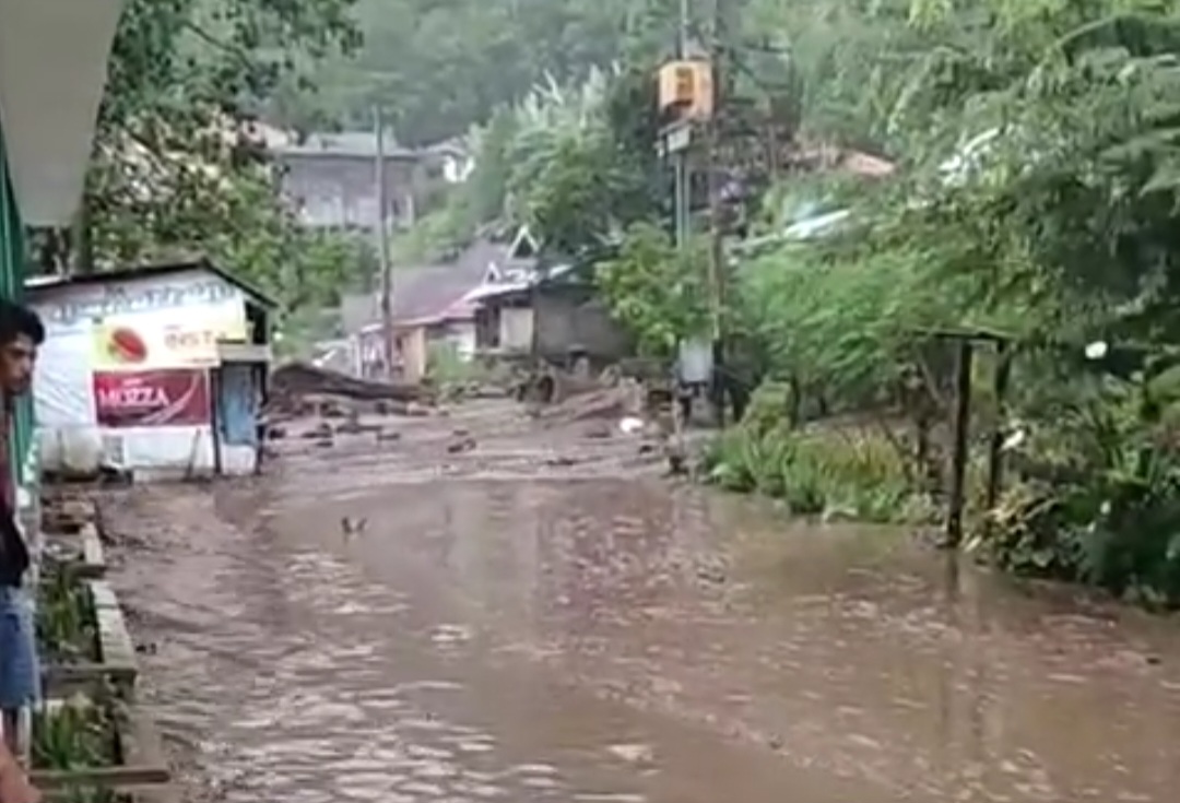 Tanah Longsor Landa Sigiran Tanjung Sani, Jalan Lingkar Maninjau Putus Total