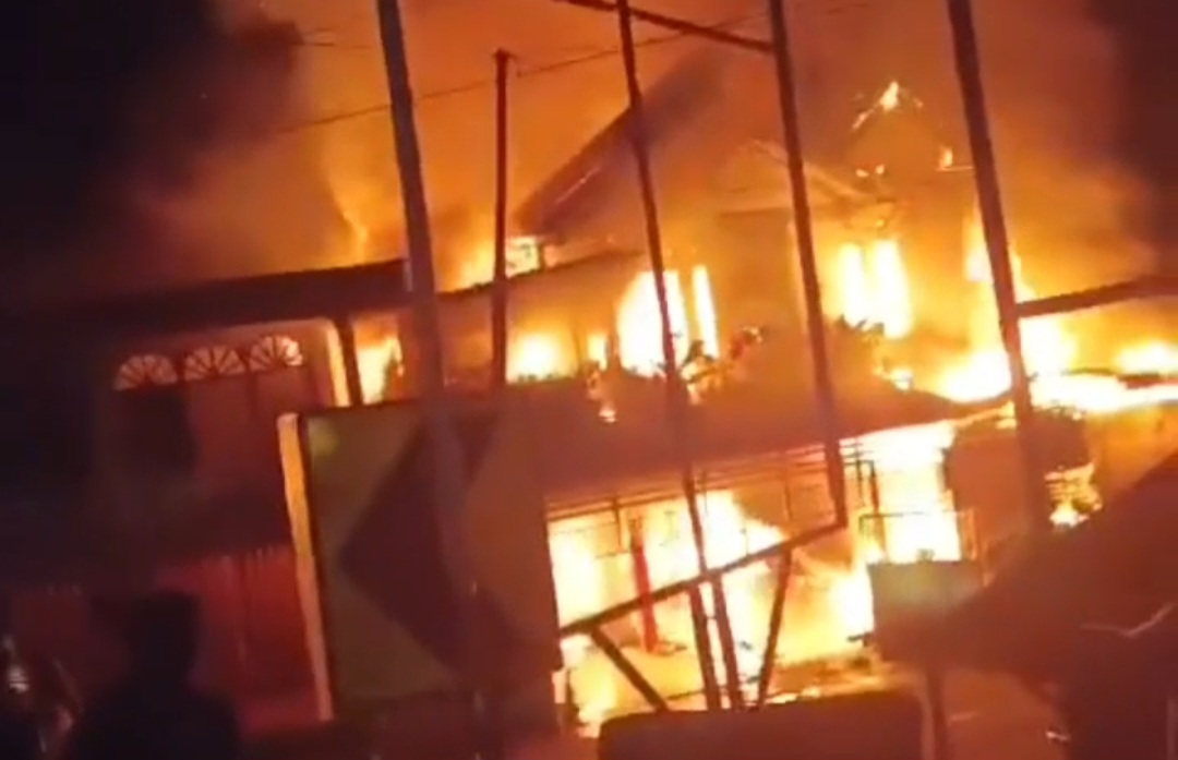 Kebakaran Hebat Landa Rumah Dua Lantai dan Delapan Ruko di Simpang MTSN 05 Pesisir Selatan
