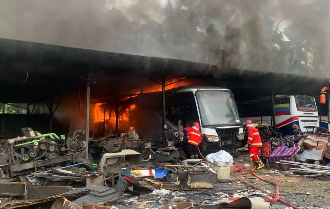 Kebakaran Gudang &amp; Bengkel PT. Transport di Padang Pariaman