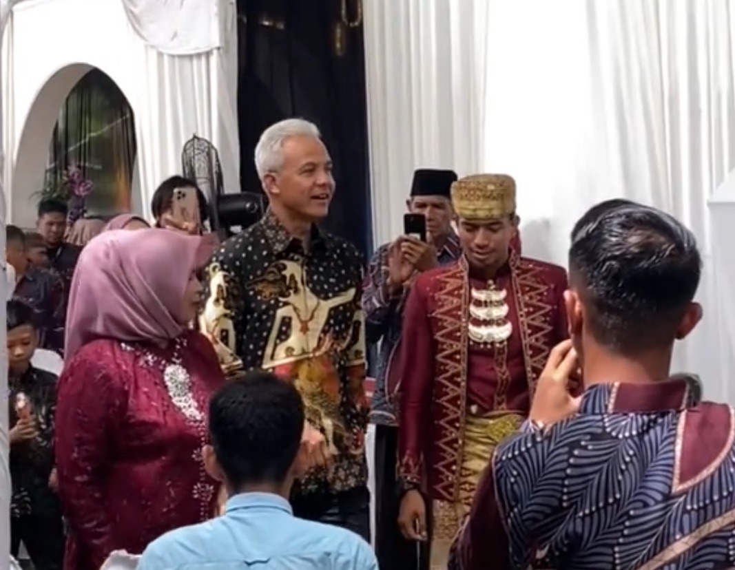 Warga Pariaman Gempar, Ganjar Pranowo Hadiri Baralek yang Diduga Asisten Pribadinya