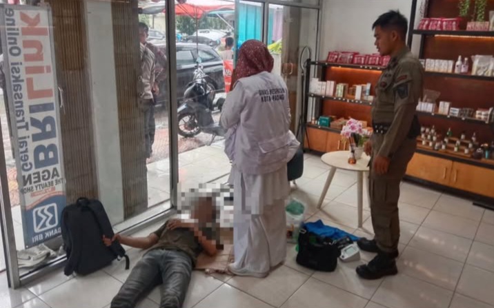 ODGJ Mengamuk dan Lempar Batu di Jalan Prof. Dr. Hamka, Kota Padang