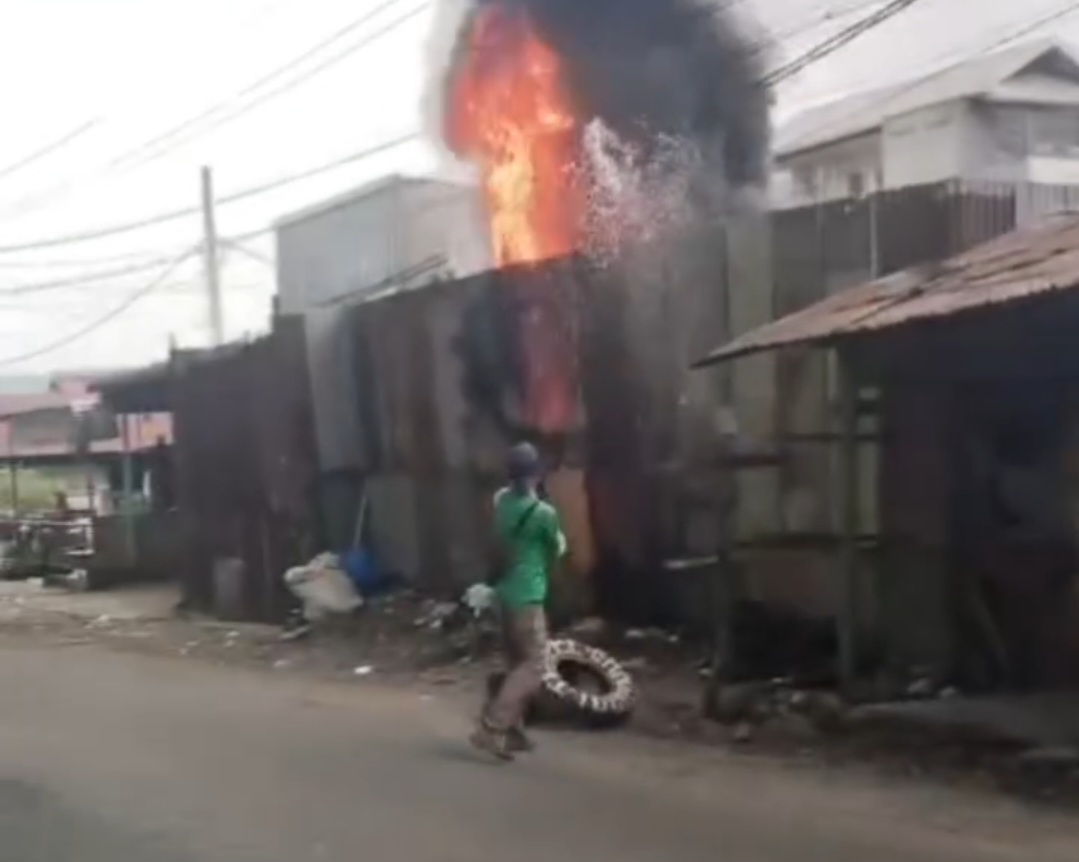 Kebakaran Landa Gudang Rongsokan dan Rumah Semi Permanen di Lubuk Begalung, Kerugian Capai Rp 500 Juta