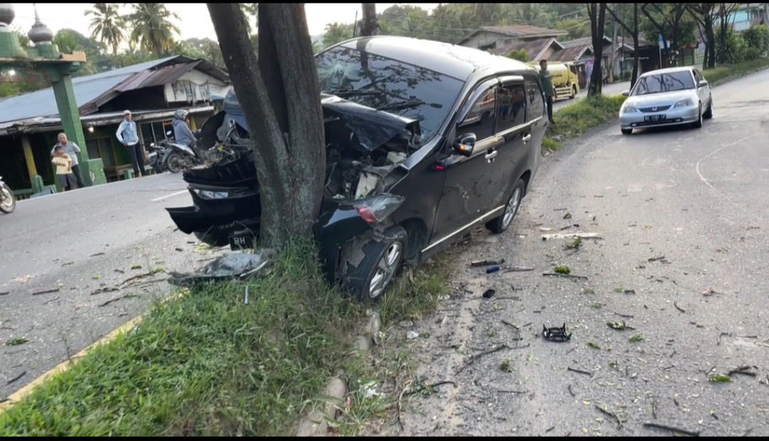 Kecelakaan Tunggal di Jalan Raya Padang Besi, Toyota Avanza Menabrak Pohon dan Empat Orang Terluka