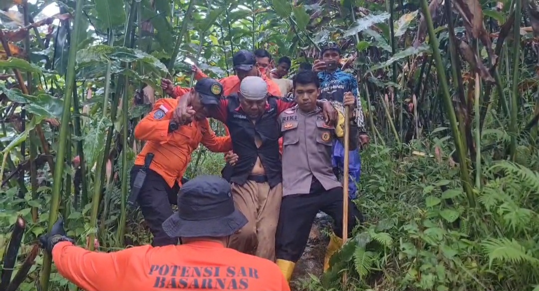 Operasi SAR Berhasil Evakuasi Tiga Orang yang Tersesat di Hutan Bukit Lampu Padang