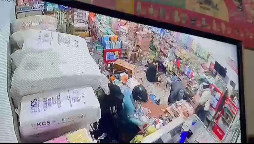Aksi Perampokan Toko Grosir Dan Brilink Bersenjata Api Di Dharmasraya Terekam CCTV