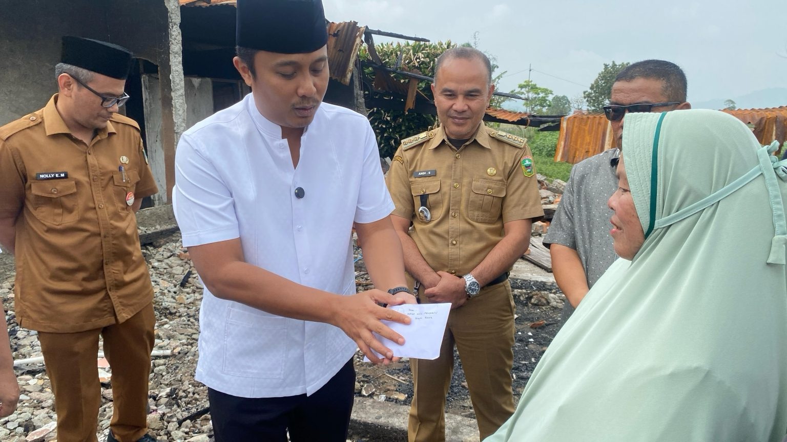 Wagub Vasko Salurkan Bantuan Korban Kebakaran di Solok untuk Perbaikan Rumah