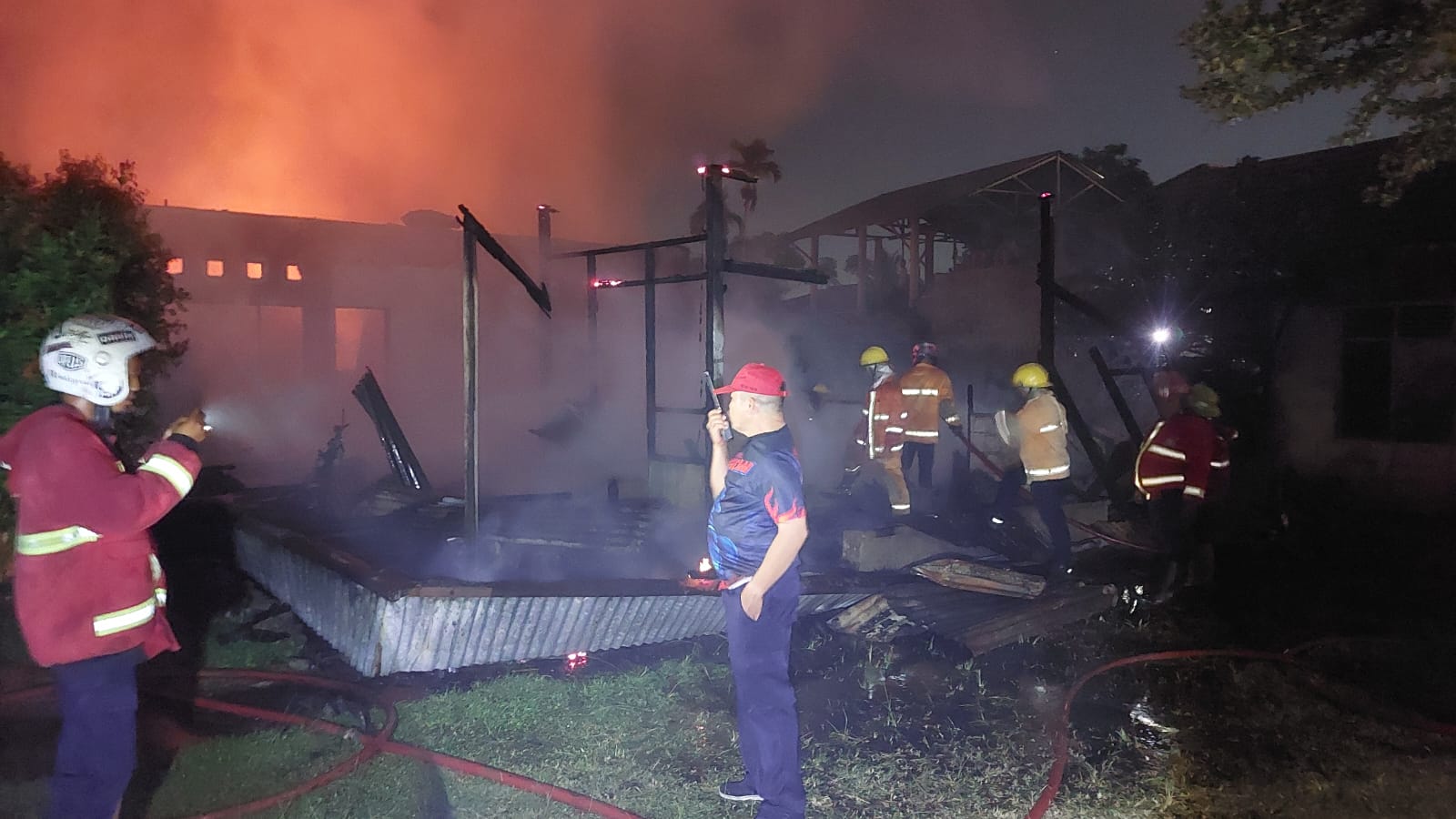 Kebakaran Menghanguskan Dua Petak Rumah dan Dua Sepeda Motor di Piai Kota Padang