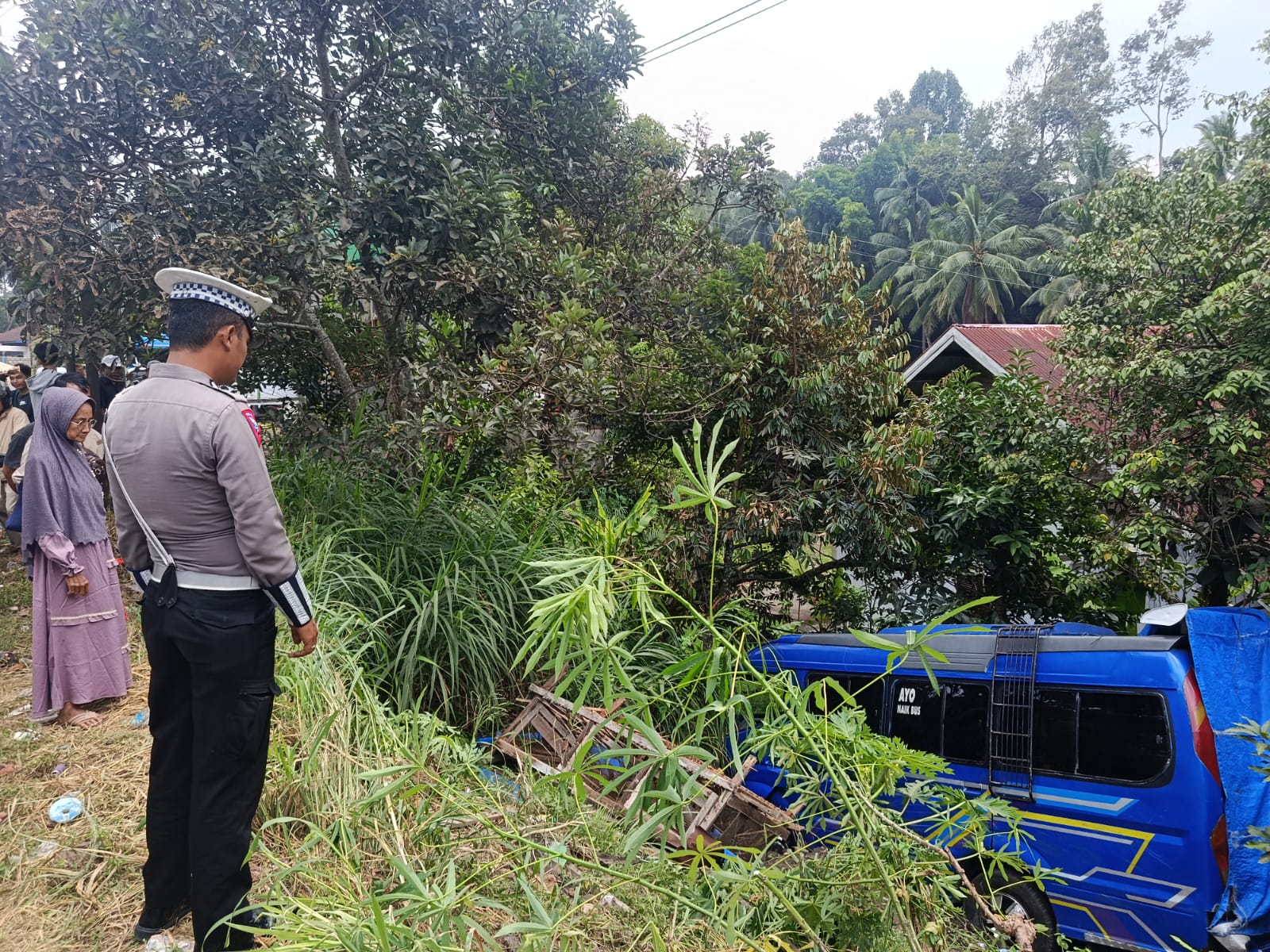 Laka Tunggal di Pitalah, Minibus Tanjung Jaya Hilang Kendali hingga Masuk Pekarangan Warga