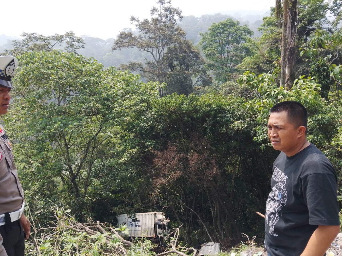 Diduga Rem Blong, Truk Canter Terjun ke Jurang di Bukit Berbunga Kota Padang Panjang