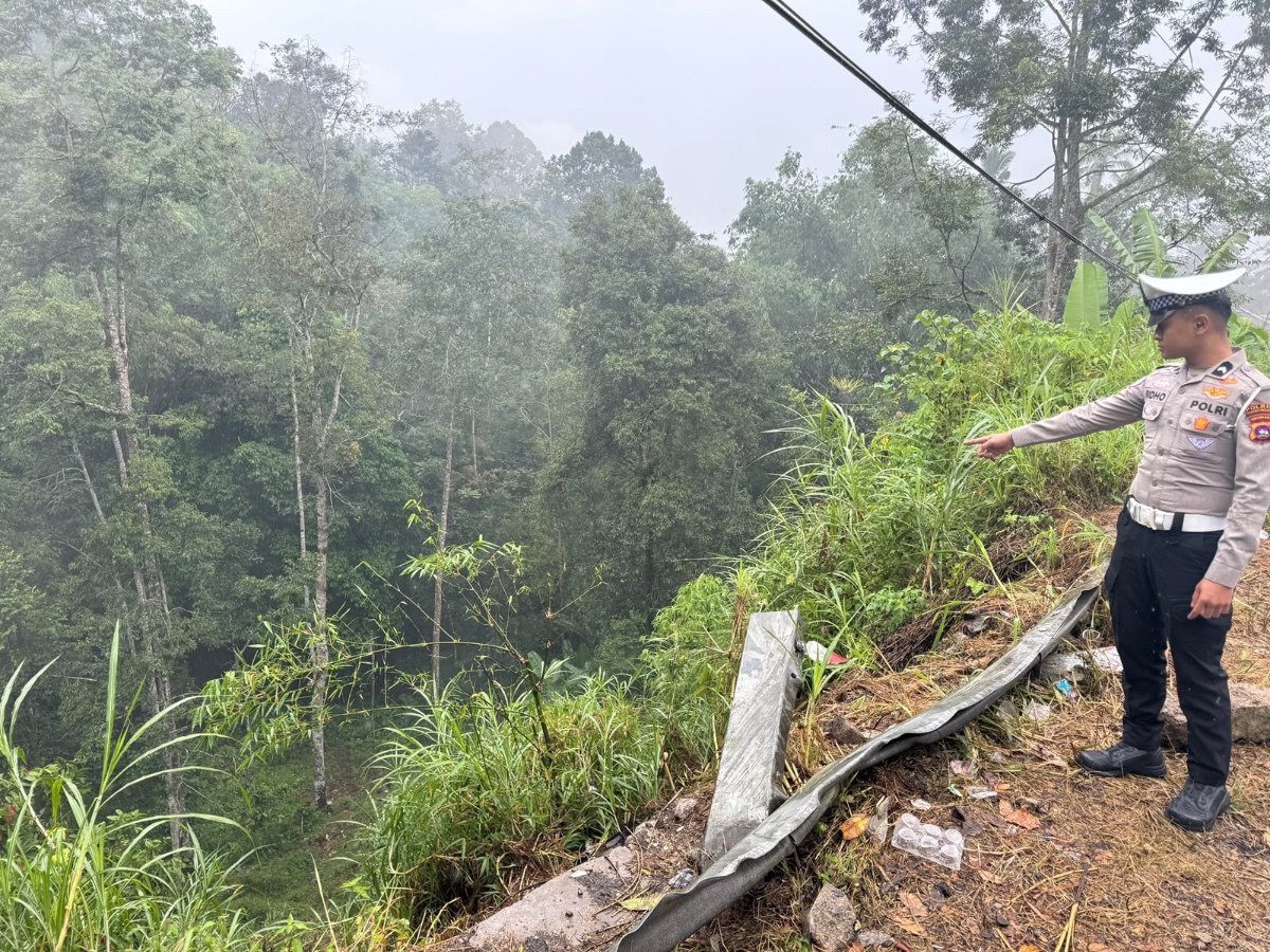 Diduga     Jalan Licin, Toyota Avanza Hilang Kendali hingga Masuk Jurang di Kelok Sikumbang