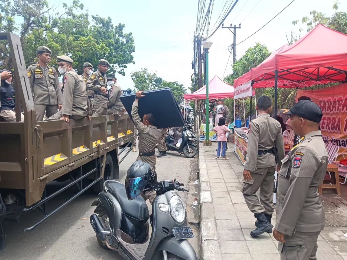 Satpol PP Padang Tertibkan PKL yang Gunakan Trotoar dan Badan Jalan Untuk Berjualan