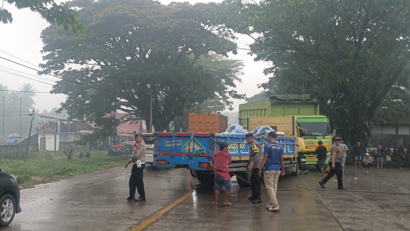 Dua Truk Bertabrakan di Sungai Dareh Jalan Lintas Sumatera Dharmasraya, Satu Pengemudi Luka