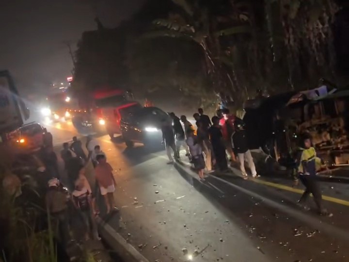 Diduga Rem Blong, Isuzu Traga Terguling Usai Tabrak Enam Kendaraaan di Panyalaian