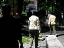 Satpol PP Kota Padang Bubarkan Remaja Nongkrong Larut Malam di Batang Arau