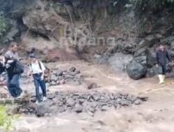 Warga Bantu Evakuasi Pelajar yang Terjebak Lahar Dingin Gunung Marapi di Agam