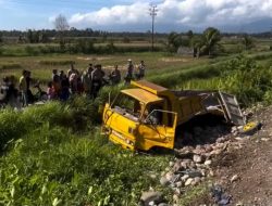 Dump Truk Tertemper Kereta Api Jurusan Padang – Kayu Tanam