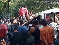 Kecelakaan Minibus Vs Mikro Bus Di Malalak, Sejumlah Penumpang Terjepit Body Kendaraan