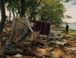 PKL Di Muaro Panjalinan Digusur Petugas Satpol Pp, Puluhan Lapak Dibongkar