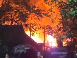 Kebakaran Hebat Melanda Perumahan Wisma Utama Padang