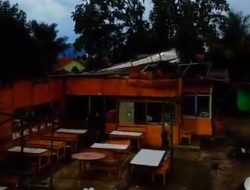 Puting Beliung Terjang Rumah Makan Sungai Kalu 2, Padang Aro