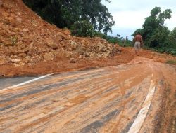 Longsor di Jalan Pantai Air Manis Menuju Teluk Bayur, Pengendara Diminta Berhati-hati