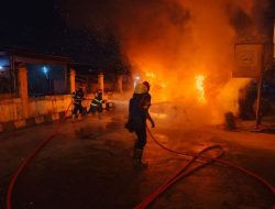 Satu Unit Mobil Terbakar Digerbang Masuk Kampus Kedokteran Unand