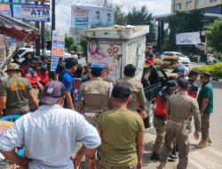 Masih Membandel, Satpol PP Padang Tertibkan PKL di Jalan Hamka