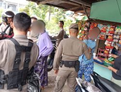 Satpol PP Padang Amankan Pelajar SMP yang Bermain Domino Saat Jam Sekolah