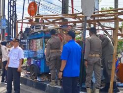 Satpol PP Kota Padang Lakukan Penertiban Lapak PKL di Jalan Khatib Sulaiman
