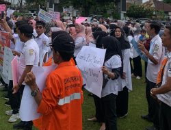 Mogok Kerja, Ratusan THL Padang Panjang Gelar Demo di Depan Balaikota Tuntut Kepastian Status Kerja