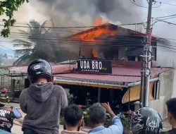 Api Melalap Kafe Uda Bro, Satu Korban Luka Bakar Dilarikan ke Rumah Sakit
