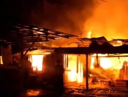 Diduga Akibat Arus Pendek, Dua Bangunan di Muaro Sijunjung Terbakar