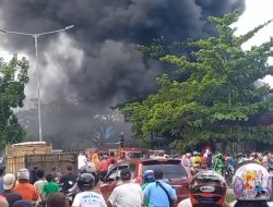 Kebakaran Hanguskan Gudang Penyimpanan Barang Bekas Dibypass Padang