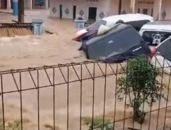 Banjir Bandang Terjang Desa Curug Luhur Sukabumi, 8 Mobil Terseret Arus